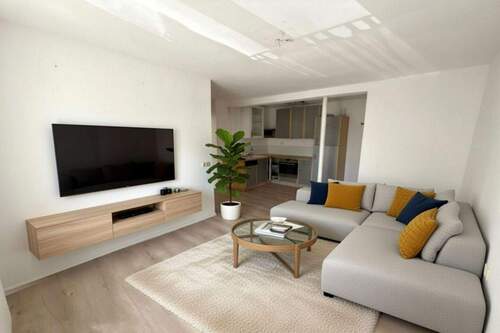 Wohnzimmer digital eingerichtet - Leerstehende 2 Zi. Wohnung mit PKW Stellplatz, Keller und toller Anbindung in Augsburg