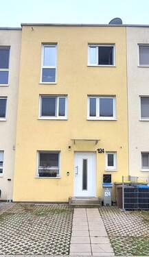 Haus Vorderansicht - Modernes Niedrigenergie-Reihenmittelhaus inkl. Pkw Stellplatz