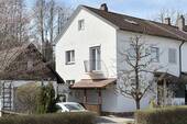 Außenansicht mit Garage - Familienidyll mit großem Wintergarten