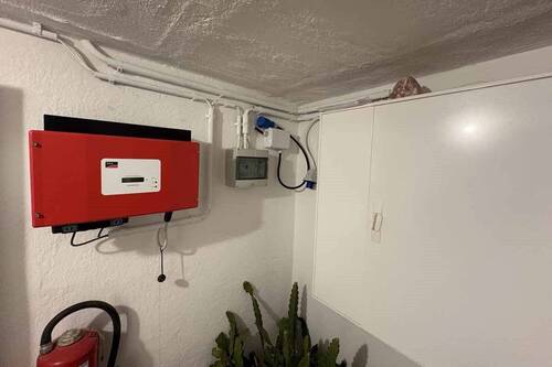 Wechselrichter PV-Anlage und Stromkasten im KG - 