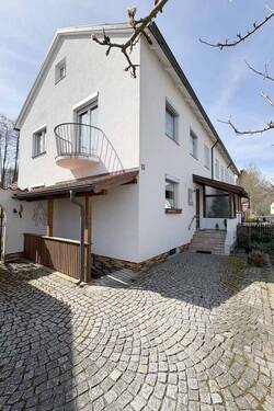 Eingangsbereich und Stellplatz - 6 Zimmer Doppelhaushälfte zum Kaufen in Weidenberg