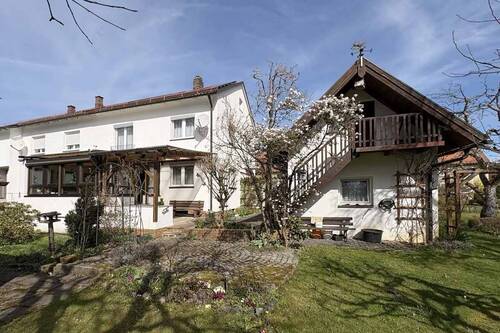 Blick von der Gartenseite - 6 Zimmer Doppelhaushälfte in Weidenberg