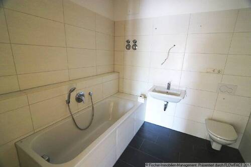 Großes Bad mit Wanne und Dusche - 