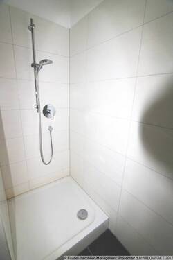 Großes Bad mit Wanne und Dusche 2 - 
