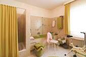 Dusche und Wanner im Badezimmer - 