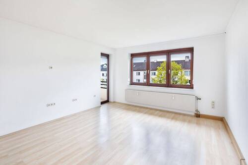 Wohnzimmer - 3 Zimmer Etagenwohnung zum Kaufen in München