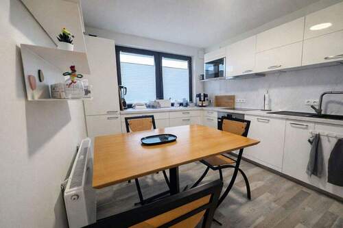 Küche mit Einbaugeräten - 5 Zimmer Einfamilienhaus in Friedrichskoog