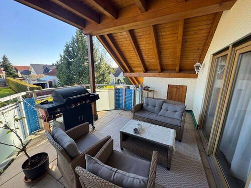 Bild 1 - Gemütliche Dachgeschosswohnung mit großer Südloggia und Einbauküche in gepflegtem Zweifamilienhaus.