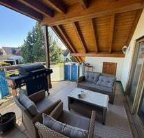 Gemütliche Dachgeschosswohnung mit großer Südloggia und Einbauküche in gepflegtem Zweifamilienhaus. - Spraitbach