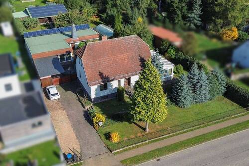 Luftansicht - Platz für die ganze Familie und Gewerbe: EFH mit ELW, Nebengebäude und vielen Nutzungsoptionen