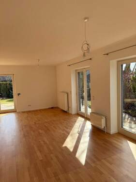 Wohnzimmer - 6 Zimmer Einfamilienhaus zur Miete in Bönningstedt