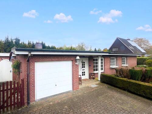 Hausansicht - Sommer, Sonne, Eigenheim: Ihr großzügiger Bungalow mit Garten und Traumterrasse.