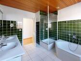 Badezimmer mit Dusche und Badewanne - 