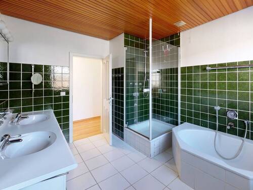 Badezimmer mit Dusche und Badewanne - 