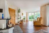Wohnzimmer - Einfamilienhaus mit 230,00 m² in Hage zum Kaufen