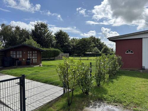 Blick von der Auffahrt über das Grundstück - 