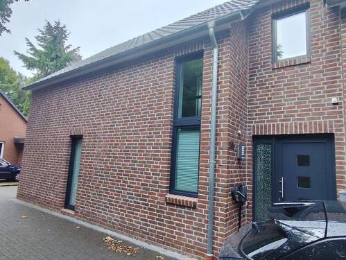 Vorderansicht - sehr gepflegte Doppelhaushälfte , 5 Jahre jung , von privat