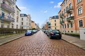 Blick in die Straße - Etagenwohnung mit 68,00 m&sup2; in Dresden zum Kaufen