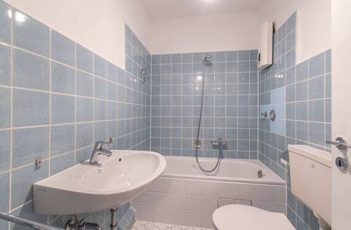 Badezimmer mit Badewanne und Fliesen - 