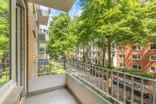 Sonniger Balkon mit Ausblick in die ruhige Wohnstraße - 