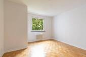 Helles Schlafzimmer mit Blick ins Grüne - 
