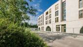 Ansicht Spöttinger Str. - Sofort beziehbar: Barrierefreie 3-Zimmer-Terrassenwohnung in den 'Spöttinger Höfen'
