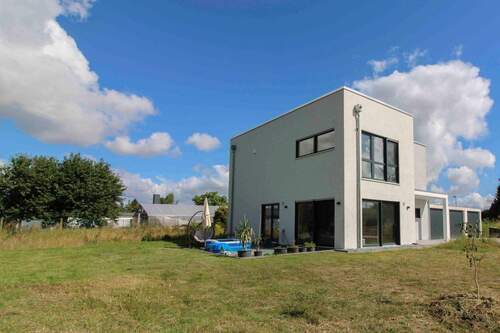 Blick vom Garten zum Haus - 