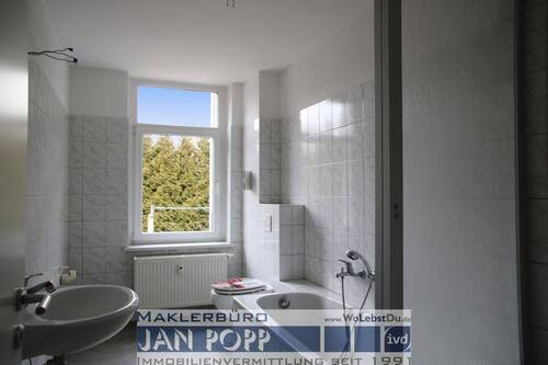 Tageslichtbad mit Wanne und Dusche - Etagenwohnung mit 85,60 m² in Greiz zur Miete