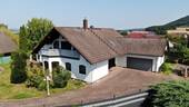 Vorderansicht mit Einfahrt - 6 Zimmer Einfamilienhaus zum Kaufen in Felsberg