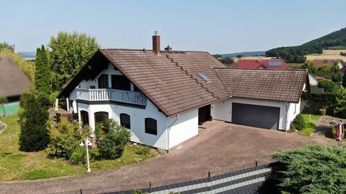 Vorderansicht mit Einfahrt - 6 Zimmer Einfamilienhaus zum Kaufen in Felsberg