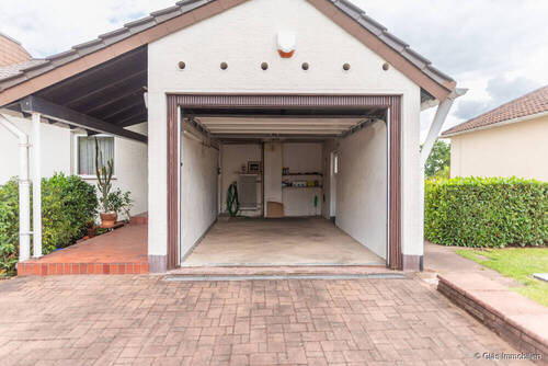 Garage mit Zugang ins Haus - 