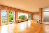 Lichtdurchfluteter Wohnbereich mit Zugang zum Gart - 