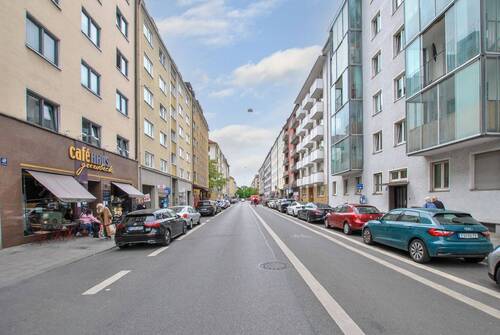 Strassenansicht - AIGNER - Mit Kündigungsausschluss vermietet: 5-Zimmer-Wohnung mit zwei Balkonen in Top-Lage