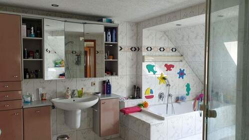 Badezimmer m. Einbaumöbel - 