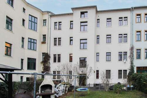 Hausansicht Garten - 2 Zimmer Mehrfamilienhaus, Wohnhaus zum Kaufen in Dresden