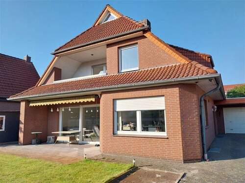 Hausansicht - 3 Zimmer Erdgeschosswohnung mit Garten im Zweifamilienhaus