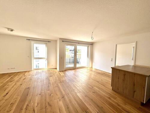 Wohn-/Essbereich mit Zugang zum Balkon - KL-City: Hochwertige 2-Zimmer-Wohnung mit Balkon in bester Lage!