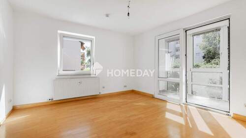 Wohnzimmer 1 - Charmante 3-Zimmerwohnung mit Wintergarten - modernisiert & sofort bezugsfrei