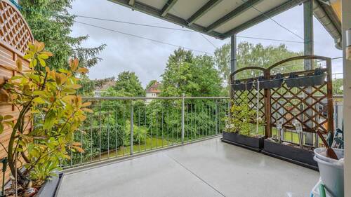 Balkon mit Sicht ins Grüne - 