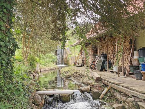 Nebenan plätschert der Bachlauf mit Wasserfall - 