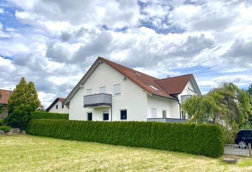 Blick vom Feld auf das MFH - 