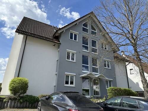 Außen - Klein, aber fein - helle 2-Zimmer Wohnung mit TG-Platz und Blick ins Grüne