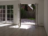 Wohnzimmer mit Blick zur Terrasse - 