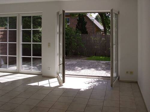 Wohnzimmer mit Blick zur Terrasse - 