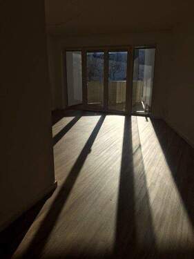 Wohnzimmer - Renovierte 2-Raumwohnung mit Balkon und Einbauküche in Eisenberg