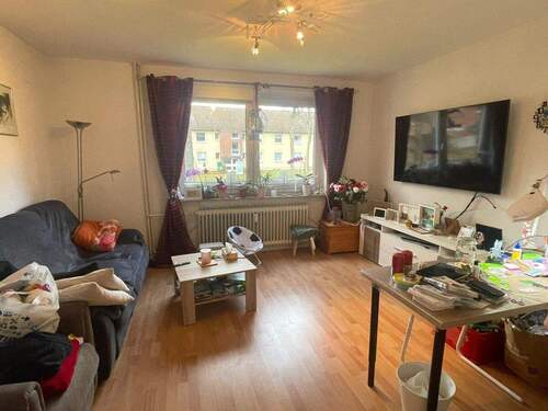 Geräumiges Wohnzimmer - 4 Zimmer Etagenwohnung in Oldenburg in Holstein