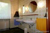 Bad mit Dusche und Wanne - 