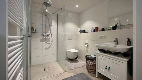Schickes Badezimmer mit bodenebener Dusche - 