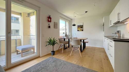 Gemütlicher Wohn- und Essbereich mit offener Einbauküche - 2 Zimmer Etagenwohnung zum Kaufen in Freiburg i. Br. / Ebnet