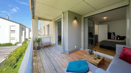 Der geräumige Balkon lässt sich vom Wohnraum und Schlafzimmer betreten - Etagenwohnung mit 48,20 m² in Freiburg i. Br. / Ebnet zum Kaufen
